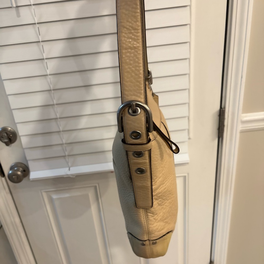 Vintage Coach Madison light tan pebbled leather shoulder/crossbody bag - Picture 5 of 16